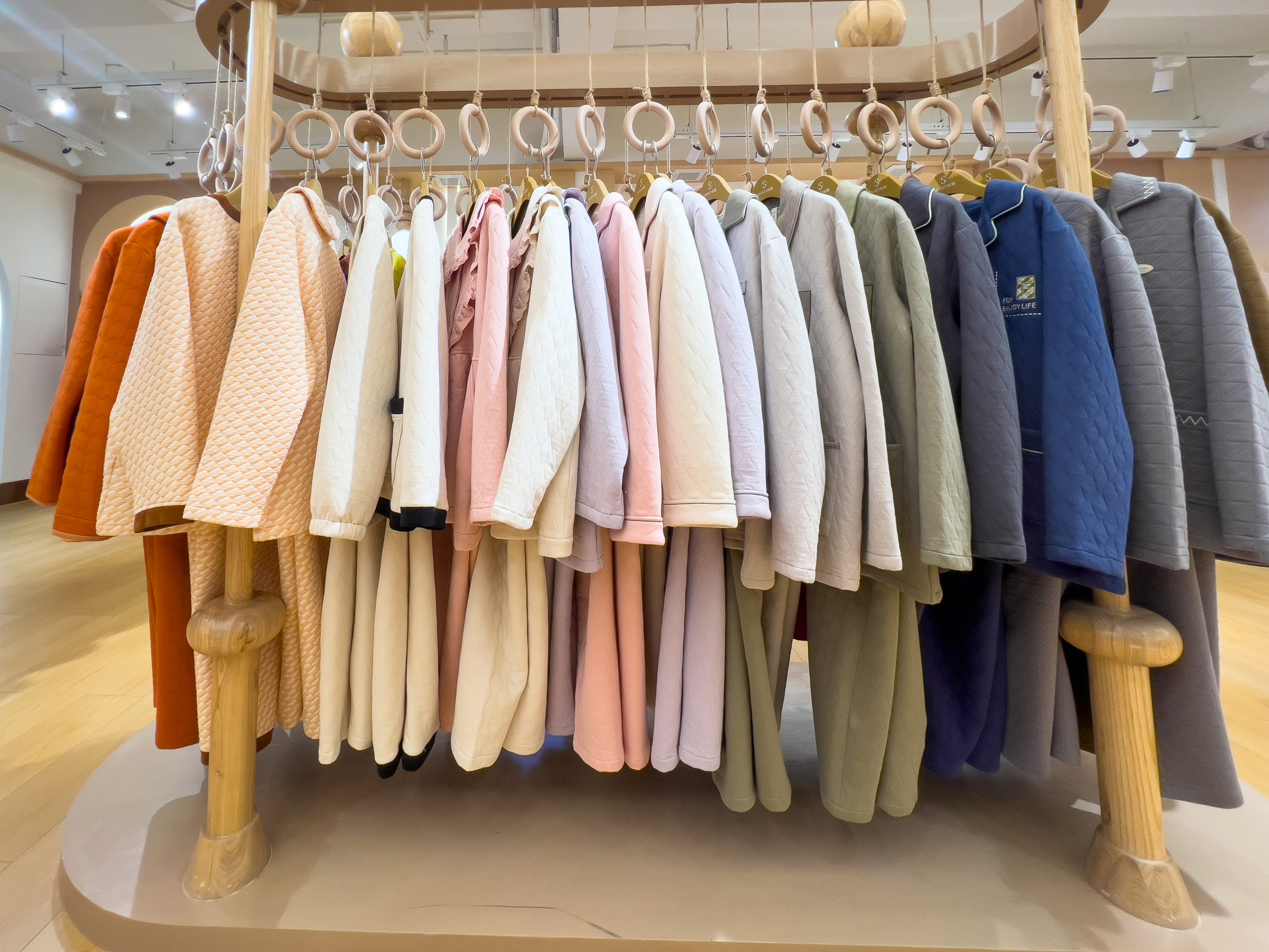 入秋家居服选购指南：从面料到款式，选对才能暖得舒服